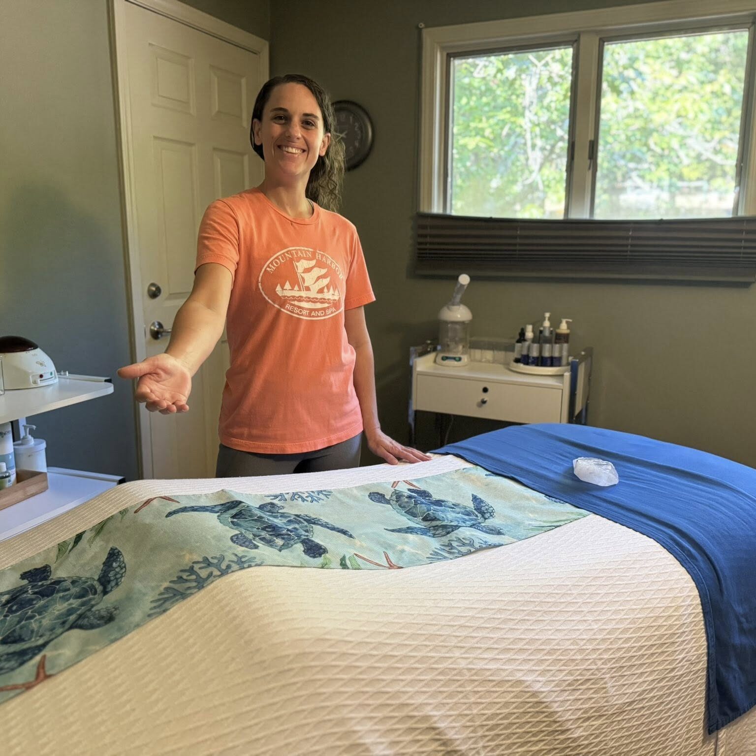 Tabatha welcoming you to her table :)